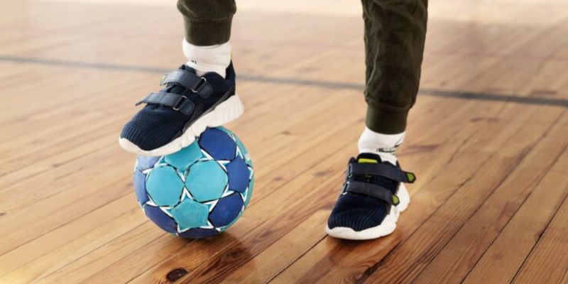 Theo dõi chấn thương gót chân khi đá bóng