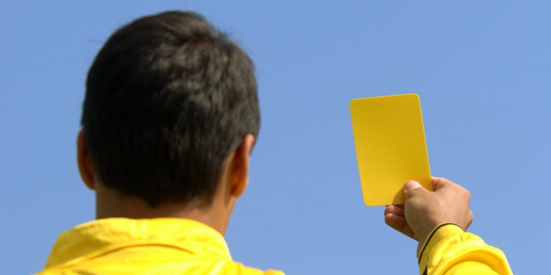 Trọng tài rút thẻ vàng dứt khoát trên sân