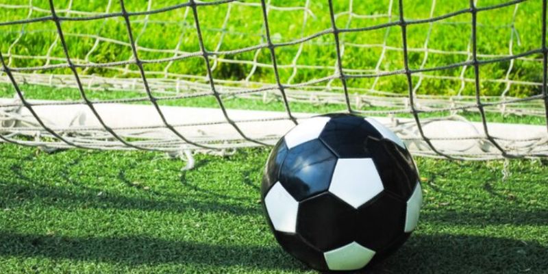 Luật Thủ Môn - Áp Dụng Tiêu Chuẩn Thi Đấu Quốc Tế 2026 2 Luật thủ môn di chuyển bảo vệ khung thành an toà